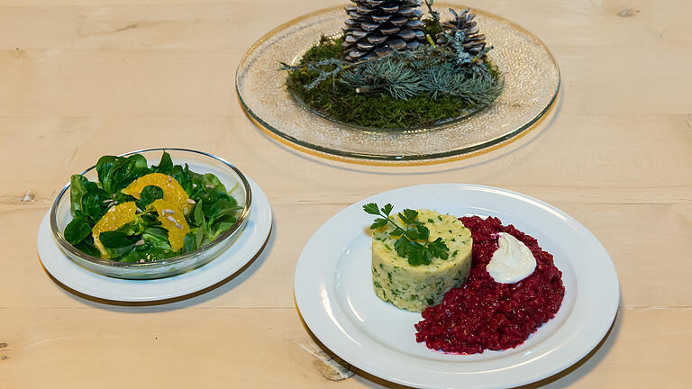 Die vegetarische variante des Weihnachtsmenüs: Steckrüben-Sellerie-Püree mit Rote Bete Dinkelrisotto sowie Feldsalat mit Orangenfiltes.