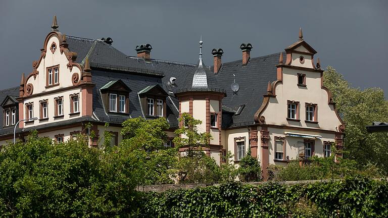 Das Kreuzwertheimer Schloss&nbsp; wurde von 1736 bis 1738 zunächst als Witwensitz der Fürstenfamilie zu Löwenstein-Wertheim-Freudenberg errichtet. Es dient heute noch als Wohnsitz.