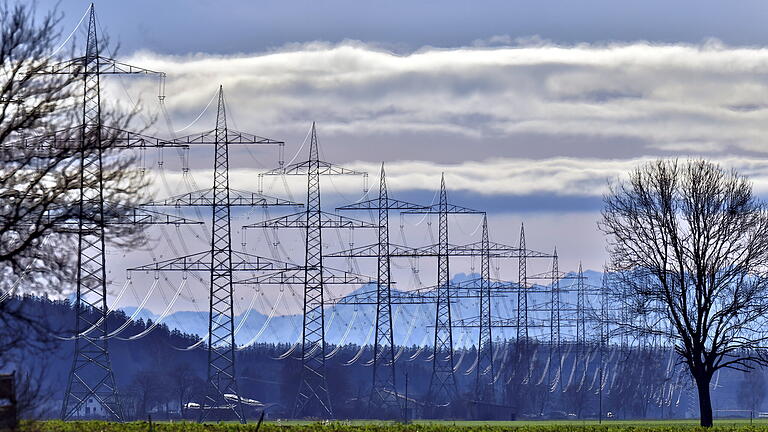 Symbolfoto -  Strommasten, Strom, Mast, Masten, Stromtrasse, Trasse, Trassen, Energeie, Energiewende, Energiedialog, Energiestrom, Hochspannungsleitung, Hochspannungsleitungen, Elektrosmog.jpeg       -  Auch in Schwaben sollen überregionale Hochspannungsleitungen ausgebaut werden, allerdings vergleichsweise moderat.