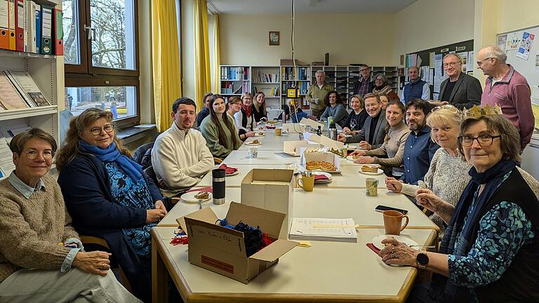 Lehrerkollegium und Projektteam des deutsch-französischen Tags im Lehrerzimmer. Mit der Krone, die im Januar zum französischen Brauch des Galette de Rois (Dreikönigskuchen) gehört. Lehrerkollegium und Projektteam des deutsch-französischen Tags im Lehrerzimmer. Mit der Krone, die im Januar zum französischen Brauch des Galette de Rois (Dreikönigskuchen) gehört.