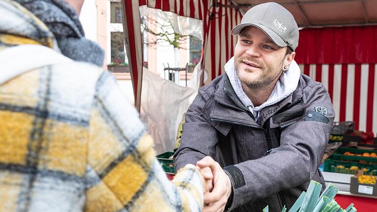 Bio-Marktstandbetreiber Thomas Garos hat sich am 24. November auf dem Karlstadter Markt von seinen Kundinnen und Kunden verabschiedet.