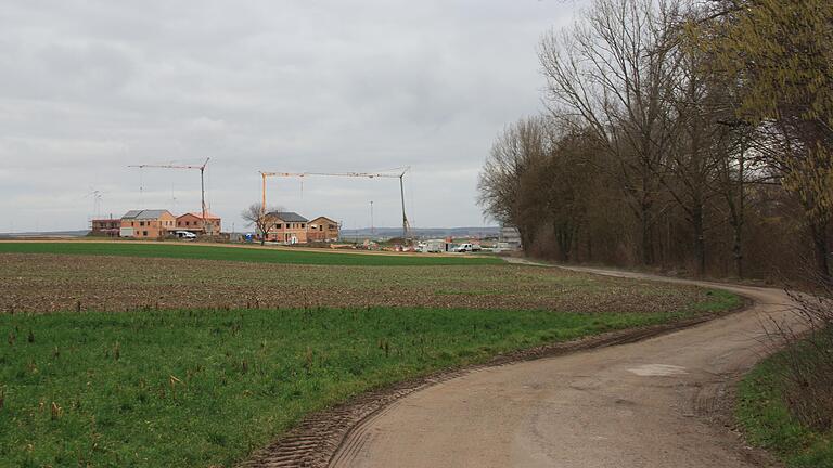 Das Baugebiet 'Am Nützelbach II' in Gerolzhofen wird derzeit bebaut. Die Zufahrtsstraße (rechts) dorthin ist noch nicht erschlossen. Dies soll in diesem Jahr nachgeholt werden.