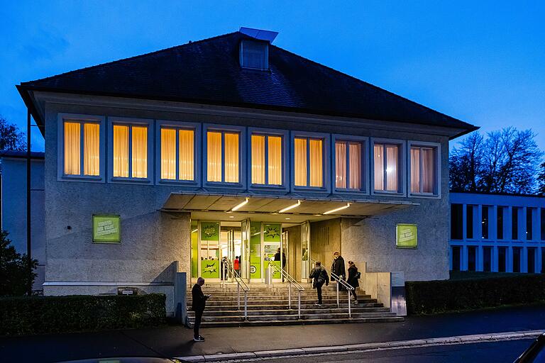 Schönes Geschenk: Ein gemeinsamer Theaterbesuch. 2022 wurde die Ausweichspielstätte im Evangelischen Gemeindehaus eröffnet. Schönes Geschenk: Ein gemeinsamer Theaterbesuch. 2022 wurde die Ausweichspielstätte im Evangelischen Gemeindehaus eröffnet. 