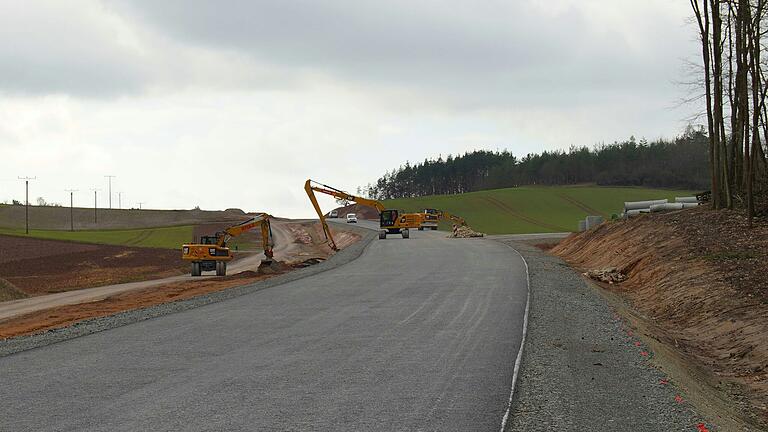 Der Ausbau des Teilabschnitts der Staatsstraße 2292 zwischen Frickenhausen und Mellrichstadt, der im vergangenen Juli begonnen wurde, soll laut Straßenbauamt bis Ende April fertiggestellt werden. Im Bild der Bereich der Abzweigung nach Unterwaldbehrungen. Der Ausbau des Teilabschnitts der Staatsstraße 2292 zwischen Frickenhausen und Mellrichstadt, der im vergangenen Juli begonnen wurde, soll laut Straßenbauamt bis Ende April fertiggestellt werden. Im Bild der Bereich der Abzweigung nach Unterwaldbehrungen.