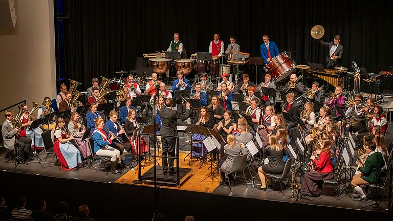 Das Bezirksjugendblasorchester Unterfranken bei seinem Konzert in der Stadthalle Bad Neustadt. Das Bezirksjugendblasorchester Unterfranken bei seinem Konzert in der Stadthalle Bad Neustadt.