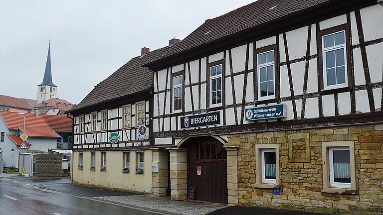 Jahrhunderte alt: die Brückenschenke in Wülfershausen (links) mit dem angegliederten Gebäude, in dem unter anderem der Schützenverein seinen Trainingsraum hat. Jahrhunderte alt: die Brückenschenke in Wülfershausen (links) mit dem angegliederten Gebäude, in dem unter anderem der Schützenverein seinen Trainingsraum hat.