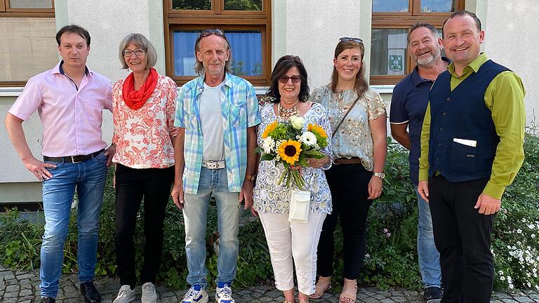 Bei der Verabschiedung: (von links) Kämmerer Egon Pültz, Personalratsvorsitzende Ulrike Ludwig Denecke, Winfried und Heike Riegler, Geschäftsleiterin Andrea Ullrich, Bauamtsleiter Michael Lommel und Bürgermeister Christian Keller. Bei der Verabschiedung: (von links) Kämmerer Egon Pültz, Personalratsvorsitzende Ulrike Ludwig Denecke, Winfried und Heike Riegler, Geschäftsleiterin Andrea Ullrich, Bauamtsleiter Michael Lommel und Bürgermeister Christian Keller.