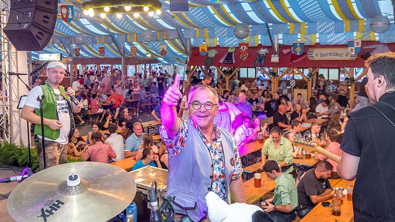 Am letzten Messetag sorgt die Band 'Die Grumis' im Festzelt für gute Unterhaltung. Am letzten Messetag sorgt die Band 'Die Grumis' im Festzelt für gute Unterhaltung.