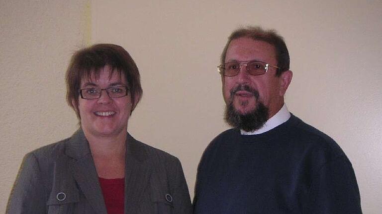 Doris Platzöder, hier mit Vorsitzenden Anton Tröppner, bot für den Verein für ambulante Krankenpflege Beratungen an. Das Archivbild entstand im Jahr 2010. Doris Platzöder, hier mit Vorsitzenden Anton Tröppner, bot für den Verein für ambulante Krankenpflege Beratungen an. Das Archivbild entstand im Jahr 2010.