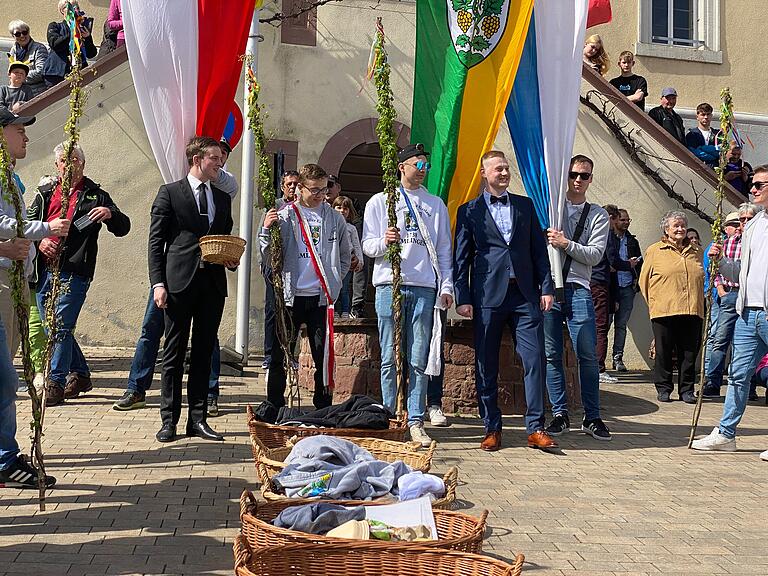 Am Marktplatz werden per Los der Sammler und Jäger ermittelt. Am Marktplatz werden per Los der Sammler und Jäger ermittelt.
