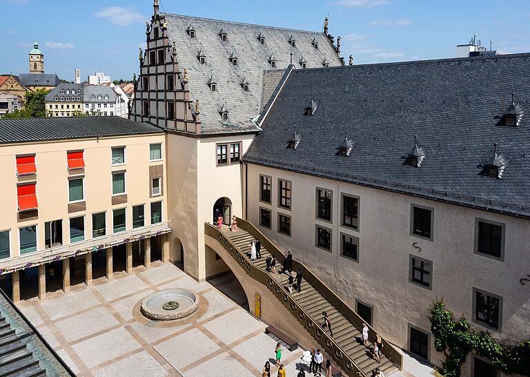 Der Innenhof des Schweinfurter Rathauses musste saniert werden, auch weil über ihn Wasser in die Tiefgarage eingedrungen ist.