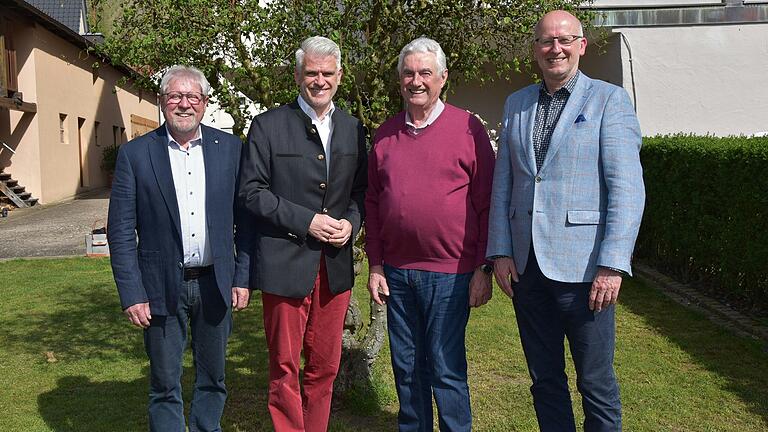 Knetzgaus Altbürgermeister Werner Schneider feierte 80. Geburtstag. Zum Ehrentag gratulierten CSU-Kreisgeschäftsführer Gerhard Zösch, Landtagsabgeordneter Steffen Vogel (von links) sowie Knetzgaus Bürgermeister Stefan Paulus (rechts).