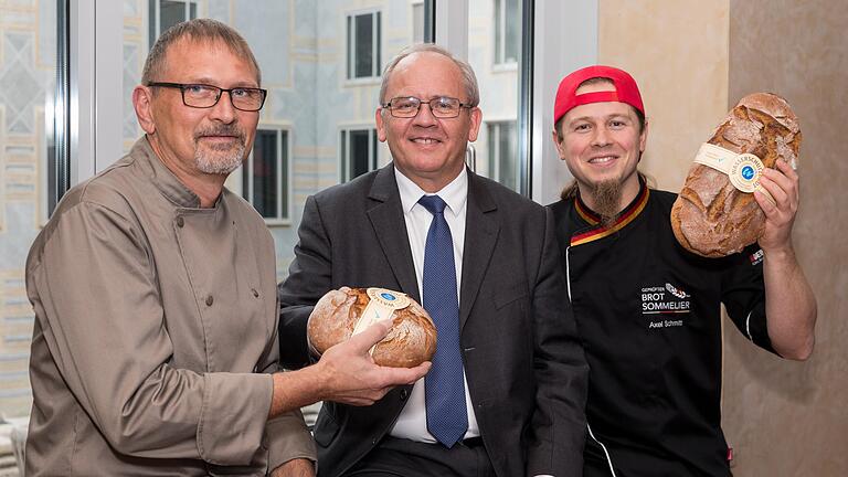 Regierungspräsident Eugen Ehmann (Mitte) zeichnete die Beteiligten des Projekts 'Wasserschutzbrot' aus - darunter Bäckermeister Leo Stöckinger von der Klosterbäckerei der Abtei Münsterschwarzach (links) und Axel Schmitt, Bäckermeister aus Frankenwinheim.