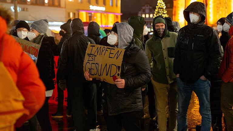 Bei Demonstrationen in Würzburg trafen am 8. Dezember am Würzburger Marktplatz Gegner und Befürworter der Corona-Maßnahmen aufeinander.