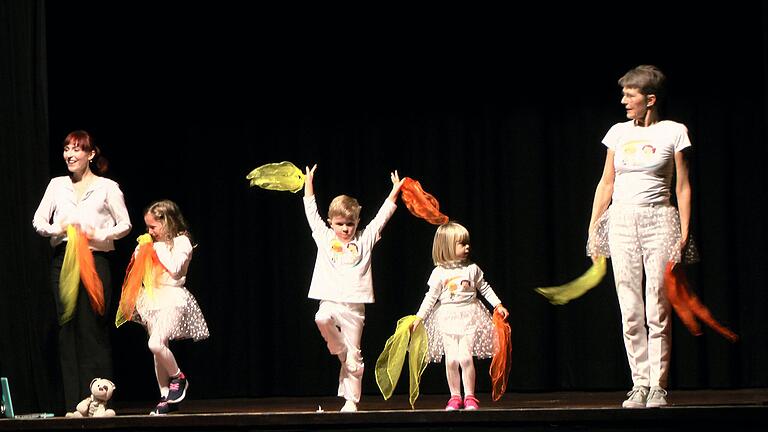 Im Bild Luise Räth, Bianca Pelzer mit Kindertanzgruppe, Musik 'Die Lichterfee'.