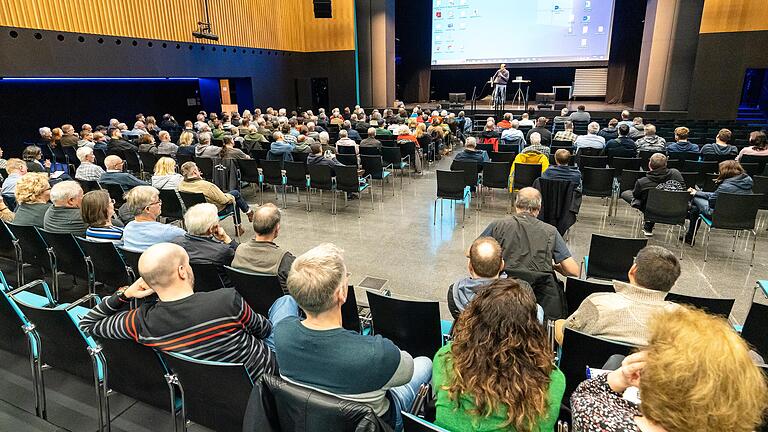 Mit über 150 Besuchern war die Informationsveranstaltung zum Glasfaserausbau in Lohr-Lindig und Sackenbach bislang die bestbesuchte.