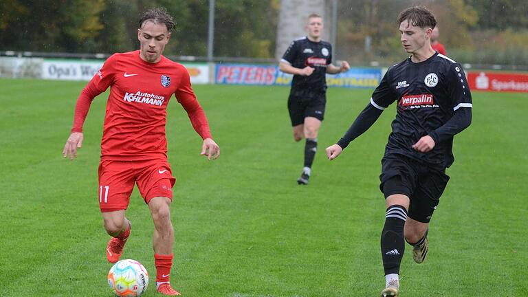 Jari Heuchert (links, hier im Laufduell mit Tim Hartmann vom FC Lichtenfels) hatte den TSV Karlburg in Führung gebracht, dennoch kassierte der Tabellenführer die erste Heimniederlage der Saison. Jari Heuchert (links, hier im Laufduell mit Tim Hartmann vom FC Lichtenfels) hatte den TSV Karlburg in Führung gebracht, dennoch kassierte der Tabellenführer die erste Heimniederlage der Saison.