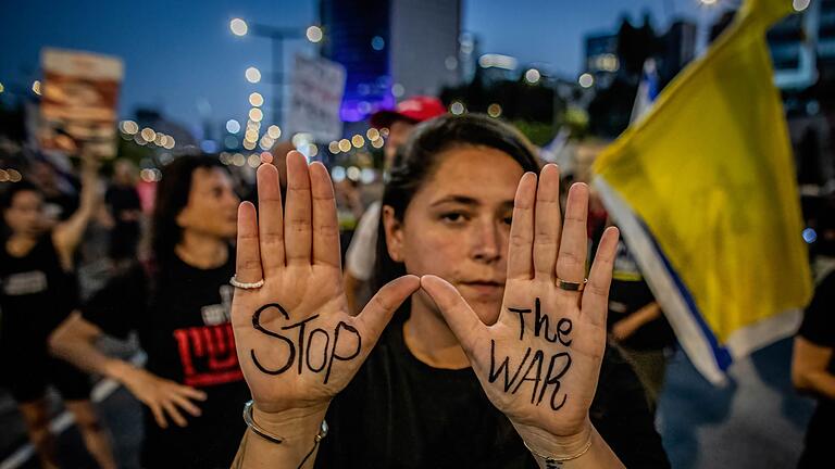 Nahostkonflikt - Geiselfamilien protestieren in Tel Aviv - Israelis demonstrieren gegen den Krieg. (Archivbild) Nahostkonflikt - Geiselfamilien protestieren in Tel Aviv - Israelis demonstrieren gegen den Krieg. (Archivbild)