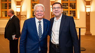 Im Rahmen der Veranstaltung rund um das 500-jährige Bauernkriegsjubiliäum ist Joachim Gauck am Donnerstag 27.03.25 zu Gast in der Neubaukirche in Würzburg. Vor zahlreichen Menschen liest der ehem. Bundespräsident aus seinem Buch 'Erschütterungen'.