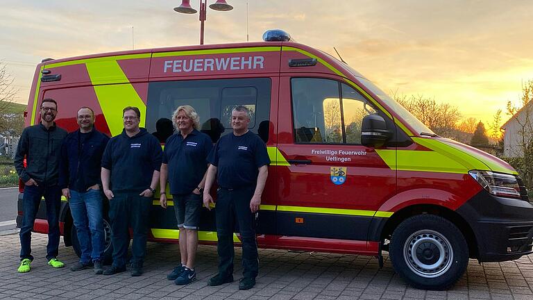 Nach vielen Monaten der Planung konnten Erster Kommandant Fabian Rößler, Zweiter Kommandant Ralf Schick, Colin Labahn und Johannes Kampert das Mehrzweckfahrzeug MZF für die Uettinger Wehr abholen. Auf dem Foto (von links): Kreisbrandinspektor Holger Pfeuffer, Johannes Kampert, Kommandant Fabian Rößler, Vorsitzender Horst Walter, Zweiter Kommandant Ralf Schick vor dem neuen MZF 11/1.