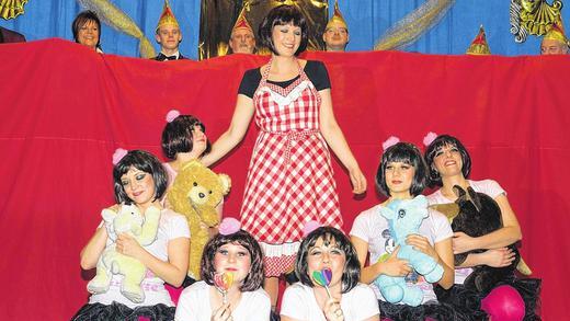 Vom süßen Mädel zur betagten Oma: Die Showtanzgruppe ließ das Leben einer Frau tänzerisch und optisch Revue passieren. Vom süßen Mädel zur betagten Oma: Die Showtanzgruppe ließ das Leben einer Frau tänzerisch und optisch Revue passieren.