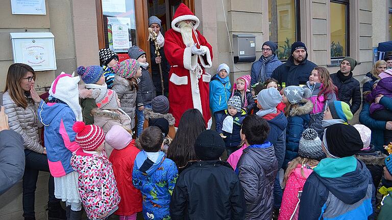 Nikolaus fuhr mit dem Feuerwehrauto vor - Höhepunkt für die Kinder war der Besuch des Weihnachtsmannes, der mit dem Feuerwehrauto am Schulplatz vorfuhr. Nikolaus fuhr mit dem Feuerwehrauto vor - Höhepunkt für die Kinder war der Besuch des Weihnachtsmannes, der mit dem Feuerwehrauto am Schulplatz vorfuhr.