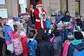 Nikolaus fuhr mit dem Feuerwehrauto vor       -  Höhepunkt für die Kinder war der Besuch des Weihnachtsmannes, der mit dem Feuerwehrauto am Schulplatz vorfuhr.