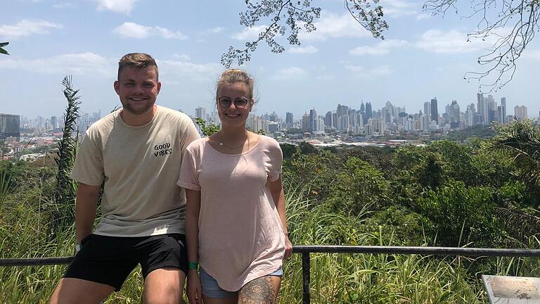 Jannik Schmitt und Natalie Schneider zu Beginn ihres Urlaubs in Panama, das Foto entstand am 10. März vor der Kulisse Panama Citys. Da war die Welt noch soweit in Ordnung, doch innerhalb weniger Tage spitzte sich die Lage wegen der Coronakrise zu. Jetzt sitzt das Paar in dem mittelamerikanischen Land fest. Jannik Schmitt und Natalie Schneider zu Beginn ihres Urlaubs in Panama, das Foto entstand am 10. März vor der Kulisse Panama Citys. Da war die Welt noch soweit in Ordnung, doch innerhalb weniger Tage spitzte sich die Lage wegen der Coronakrise zu. Jetzt sitzt das Paar in dem mittelamerikanischen Land fest.