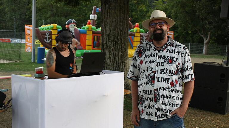 Im dritten Anlauf ein Erfolg: Kioskpächter Manfred Keller ist mit dem Schwimmbadfest in Karlstadt, zu dem auch Live-Musik von DJ Lupin und eine Hüpfburg gehörten, sehr zufrieden.