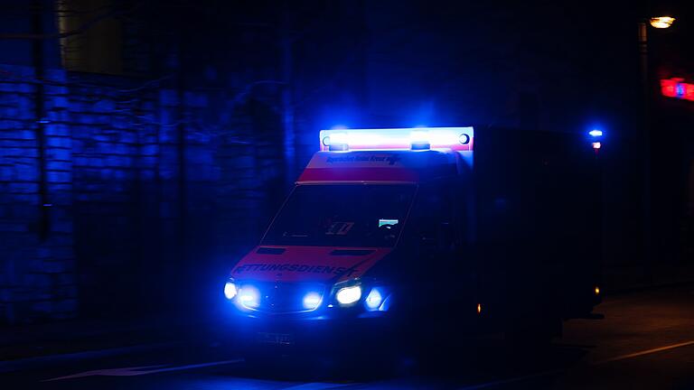 Rettungswagen im Einsatz - Symbolbild       -  Ein Rettungswagen brachte den lebensgefährlich Verletzten ins Klinikum. (Symbolbild)