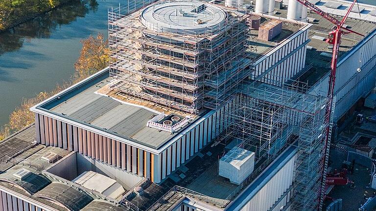 Das Heizkraftwerk an der Friedensbrücke hat eine neue Verkleidung bekommen.