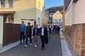 Die Mitglieder des Karlstadter Bauausschusses besichtigten am Donnerstag die neu ausgebauten Ortsstraßen in Gambach. Auf dem Foto durchqueren sie gerade die Weiherstraße.