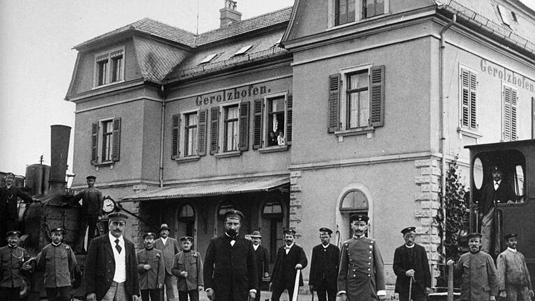 Bahnhof 1903       -  Ein Bild des Gerolzhöfer Bahnhofs aus dem Jahr 1903, als die Menschen noch sichtlich stolz vor dem modernen Verkehrsmittel Bahn posierten.