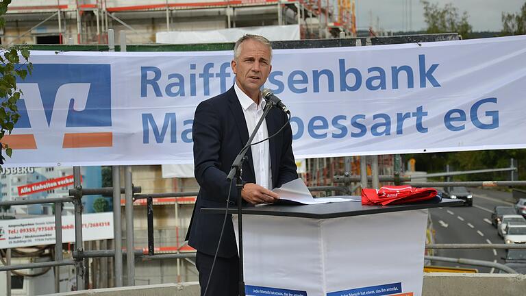 Andreas Fella bei seiner Ansprache über den Dächern Lohrs.