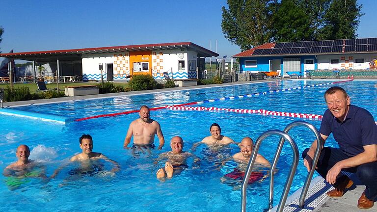 Baden ging im Gelchsheimer Freibad  Landrat Thomas Eberth (stehend) mit den Bürgermeistern (v.l.) Roland Nöth, Björn Jungbauer, Helmut Krämer, Roman Menth und Stefan Hemmerich, rechts Peter Juks.&nbsp;&nbsp;