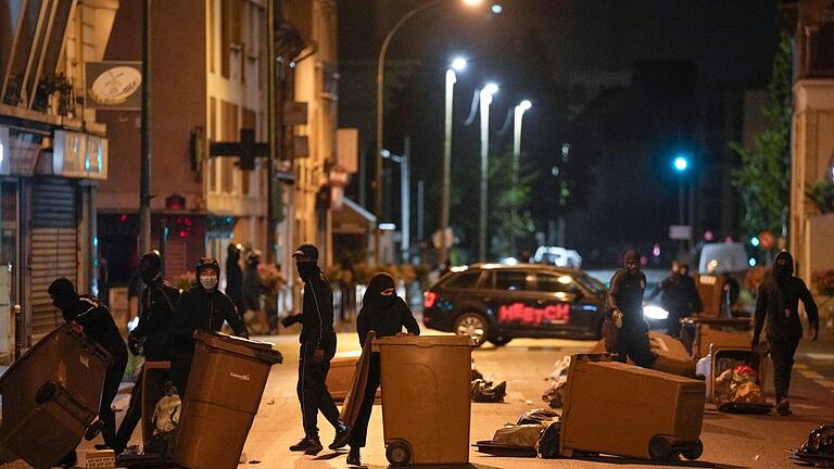 Unruhen in Frankreich - Colombes.jpeg       -  Protestierende blockieren eine Straße mit Mülleimern in Colombes, außerhalb von Paris.