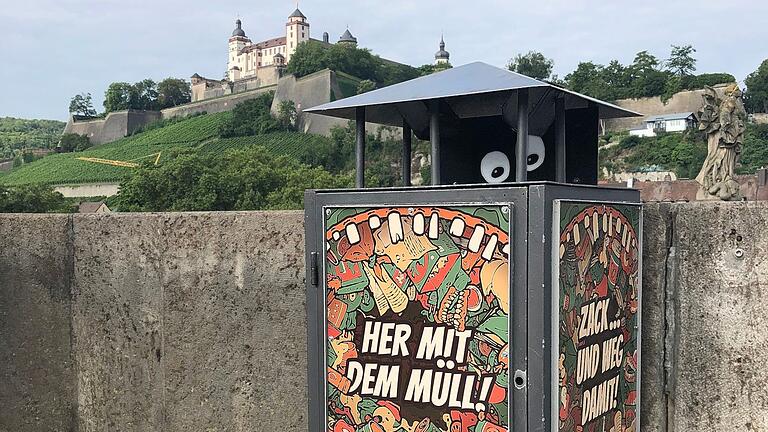 Mit Graffiti gestaltete Tonnenhäuschen stehen auf der Alten Mainbrücke.