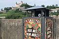 Mit Graffiti gestaltete Tonnenhäuschen stehen auf der Alten Mainbrücke.