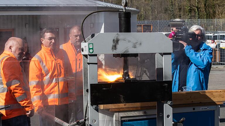 Eindrucksvoll demonstrierten Brandermittler und Mitarbeiter von Team Orange was passiert, wenn handelsübliche Akkus achtlos in die Mülltonne geworfen werden. Eindrucksvoll demonstrierten Brandermittler und Mitarbeiter von Team Orange was passiert, wenn handelsübliche Akkus achtlos in die Mülltonne geworfen werden.
