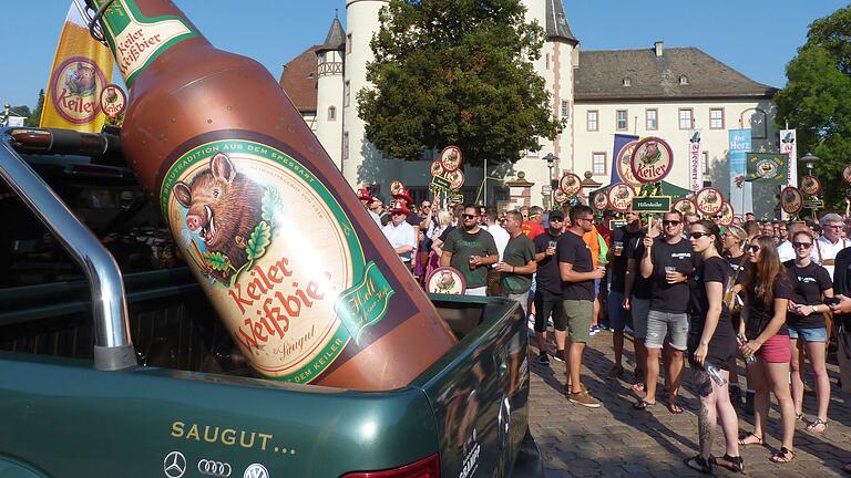 Keiler Bier GmbH hat Lohr verlassen: Etiketten-Frage erledigt       -  Mit der Rekordteilnehmerzahl von über 1400 Fans und fünf Blaskapellen ließen die Keiler Weißbier-Freunde ihren traditionellen Keiler Fanclubumzug mit anschließendem Weißbierfrühschoppen zur „saulustigen Bierparty“ werden.