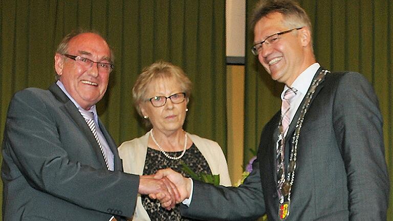 Einen solchen Händedruck für Wolfgang Abschütz wird es vermutlich angesichts der Corona-Krise diesmal wohl nicht geben können. Aber nicht weniger herzlich dürften die Glückwünsche für den Altbürgermeister zu seinem 70. Geburtstag ausfallen. Unser Bild zeigt ihn zusammen mit Bürgermeister Burkhard Wachenbrönner (rechts) und Ehefrau Gisela bei der Verabschiedung aus der Kommunalpolitik im Jahre 2014. Einen solchen Händedruck für Wolfgang Abschütz wird es vermutlich angesichts der Corona-Krise diesmal wohl nicht geben können. Aber nicht weniger herzlich dürften die Glückwünsche für den Altbürgermeister zu seinem 70. Geburtstag ausfallen. Unser Bild zeigt ihn zusammen mit Bürgermeister Burkhard Wachenbrönner (rechts) und Ehefrau Gisela bei der Verabschiedung aus der Kommunalpolitik im Jahre 2014.