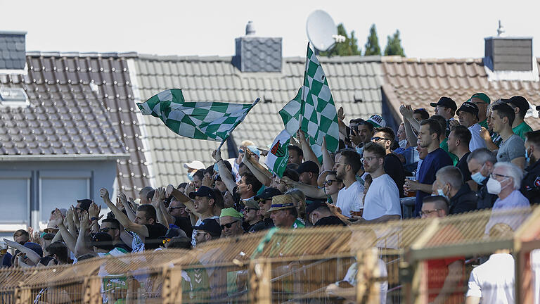 Schweinfurter Fans in Havelse: Offiziellen Angaben zufolge waren für das Rückspiel in der Relegation zur Dritten Liga beim TSV Havelse 165 mit nach Niedersachsen gereist.