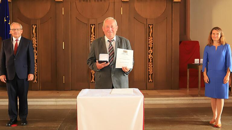 Regierungspräsident Eugen Ehmann überreichte die Kommunale Verdienstmedaille in Bronze sowie die dazugehörige Urkunde an Franz-Josef Scheeb aus Karlstadt. Erste Gratulantin war Landrätin Sabine Sitter.