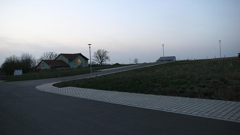 Zwischen dem neuen Baugebiet und dem Kindergarten (links) in Martinsheim soll ein Anbau entstehen, um den gestiegenen Anforderungen gerecht zu werden.