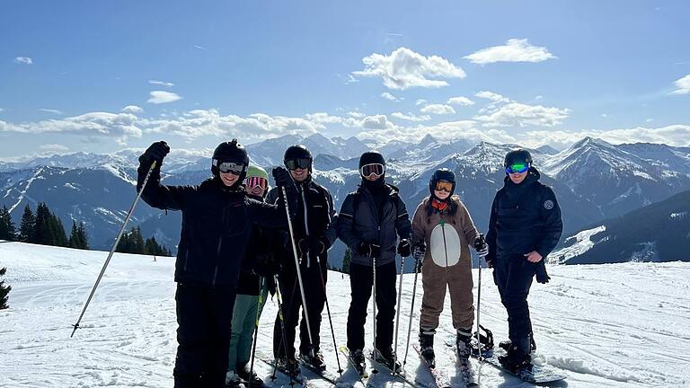 Jugendliche zusammen mit Skicampleiter Julian Hick (rechts) beim Skifahren.       -  Jugendliche zusammen mit Skicampleiter Julian Hick (rechts) beim Skifahren.