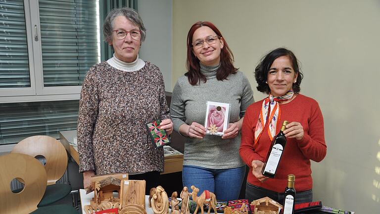 Franziska Speck, Maria Zaidan und Cecilia Monsalve (von links) mit Waren aus dem Werkstattverkauf von 'Lifegate'.