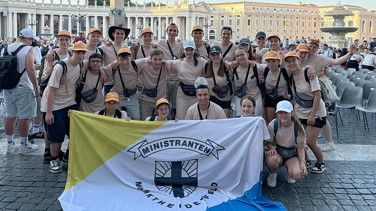 Nach der Papstaudienz haben sich die Minis aus der Pfarreiengemeinschaft St. Laurentius, Marktheidenfeld, auf dem Petersplatz zum Gruppenbild aufgestellt.