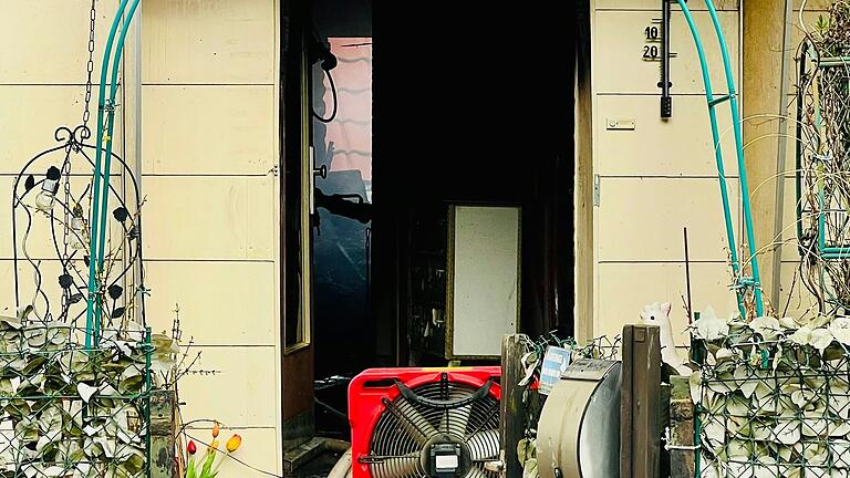 Die Ursache für den Brand im Erdgeschoss des Einfamilienhauses ist bisher noch unklar. Die Ursache für den Brand im Erdgeschoss des Einfamilienhauses ist bisher noch unklar. 
