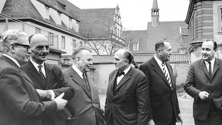 1967 in Würzburg: Der Vorsitzende des Geschäftsordnungsausschusses des Deutschen Bundestages, MdB Hannsheinz Bauer, berief die Mitglieder zu einer Klausurtagung am 15. und 16. Dezember nach Würzburg. Unserem Bildberichter stellten sich damals im Hof des Bürgerspitals, begrüßt von Oberbürgermeister Dr. Zimmerer (links) und Bürgermeister Fasel (rechts) die Abgeordneten (von rechts): Dr. Dittrich (CSU), stellvertretender Vorsitzender, Dr. Dichgans (CDU), Fraktionsgeschäftsführer, Hans-Dietrich Genscher (FDP), Bauer (SPD), Memmel (CSU), Oberbürgermeister Auge (SPS) und Fraktionsgeschäftsführer Rösing (CDU).