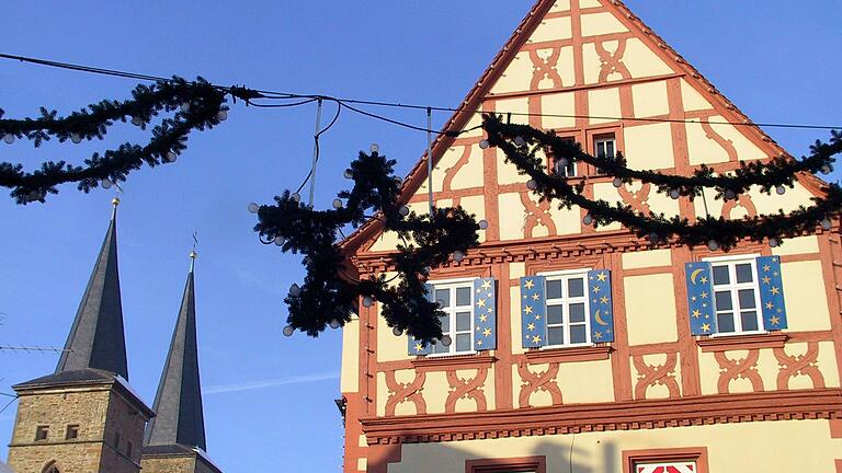 In der Gerolzhöfer Altstadt wird trotz Energiekrise auch in diesem Jahr die Weihnachtsbeleuchtung aufgebaut. Allerdings werden die Zeiten, an denen die Lichter brennen, verkürzt. In der Gerolzhöfer Altstadt wird trotz Energiekrise auch in diesem Jahr die Weihnachtsbeleuchtung aufgebaut. Allerdings werden die Zeiten, an denen die Lichter brennen, verkürzt.